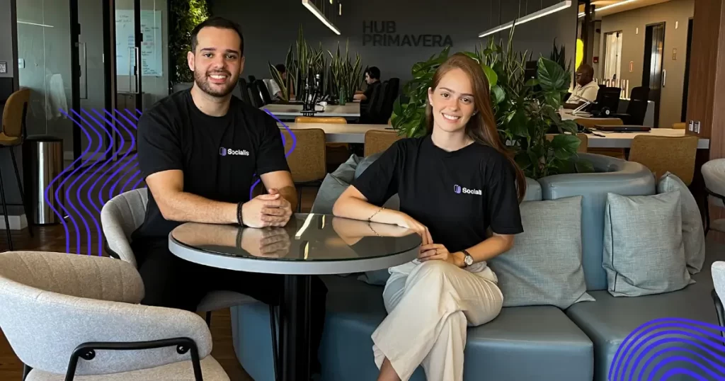 Founders da Socialis: Rafaela e Vítor.